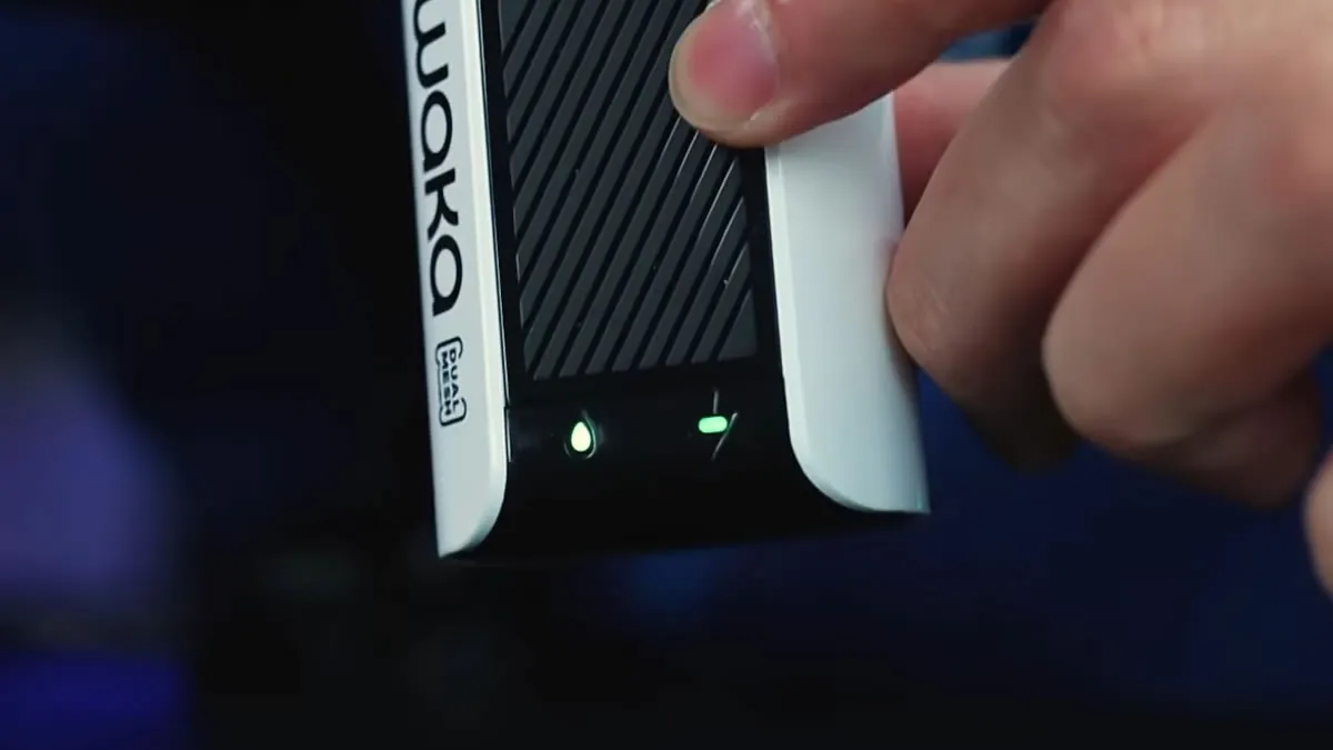 Waka SoPro PA10000 device showing indicator lights